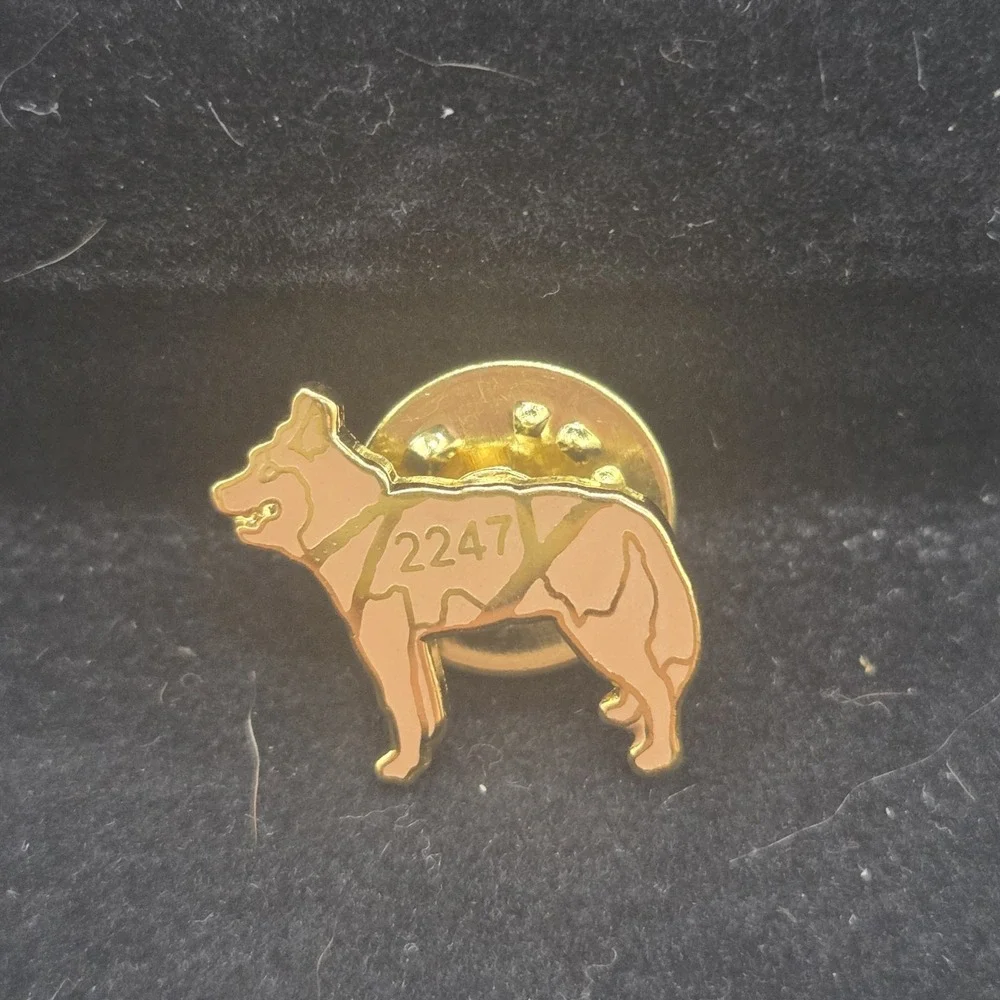 Alaska Regional Council Of Carpenters Pin Of Musher Sledding